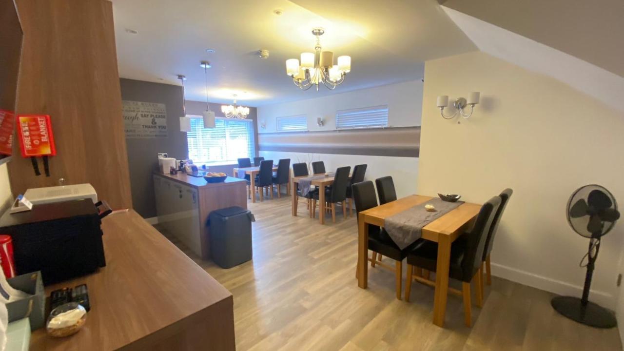 كامبرلي Deepcut Lodge Bed & Breakfast Self Service المظهر الخارجي الصورة