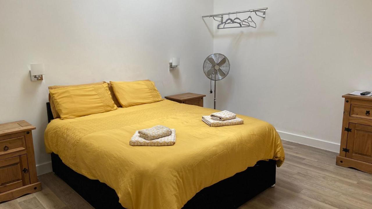 كامبرلي Deepcut Lodge Bed & Breakfast Self Service المظهر الخارجي الصورة