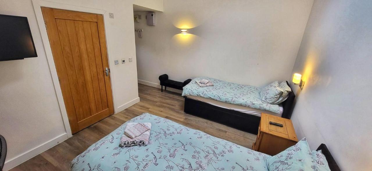 كامبرلي Deepcut Lodge Bed & Breakfast Self Service المظهر الخارجي الصورة
