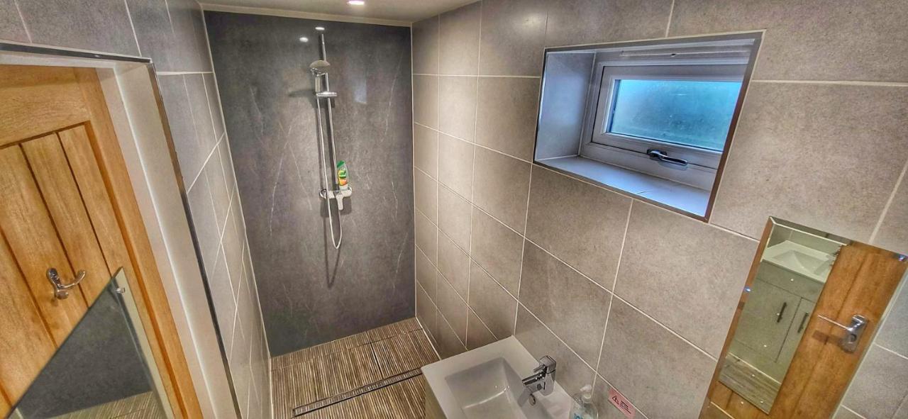 كامبرلي Deepcut Lodge Bed & Breakfast Self Service المظهر الخارجي الصورة