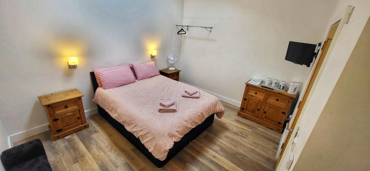 كامبرلي Deepcut Lodge Bed & Breakfast Self Service المظهر الخارجي الصورة