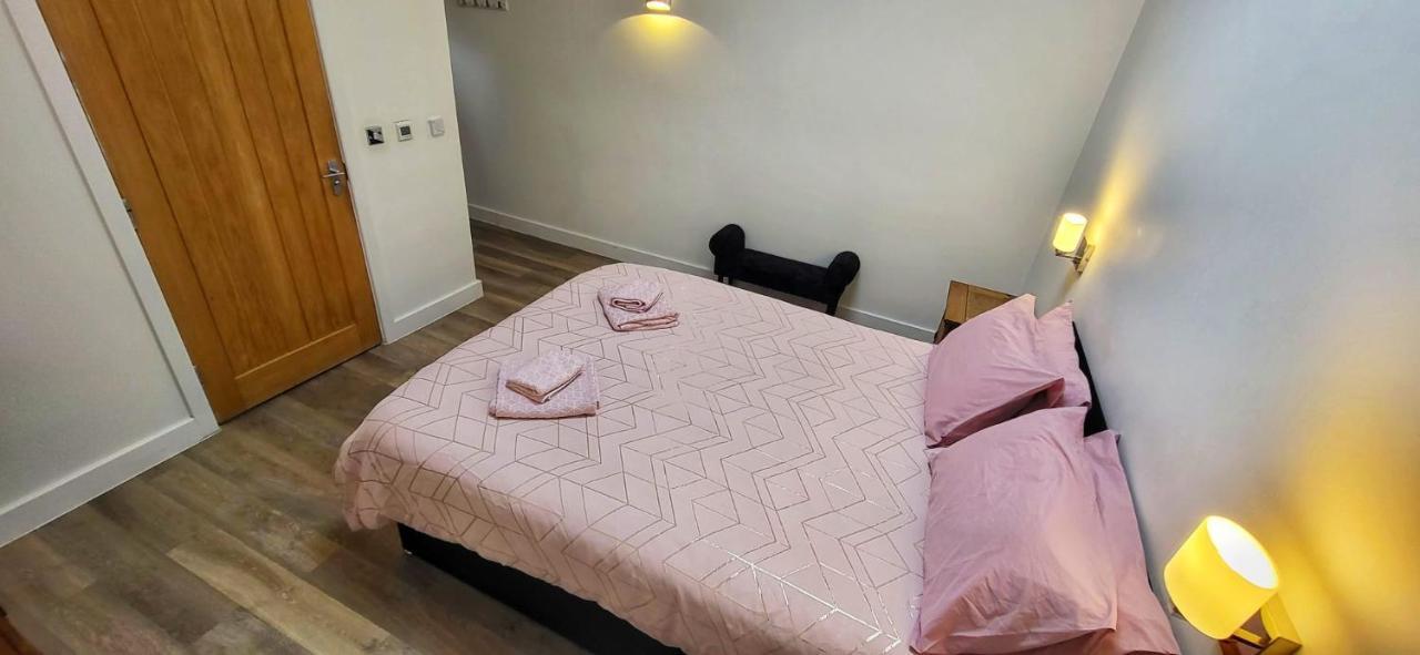 كامبرلي Deepcut Lodge Bed & Breakfast Self Service المظهر الخارجي الصورة