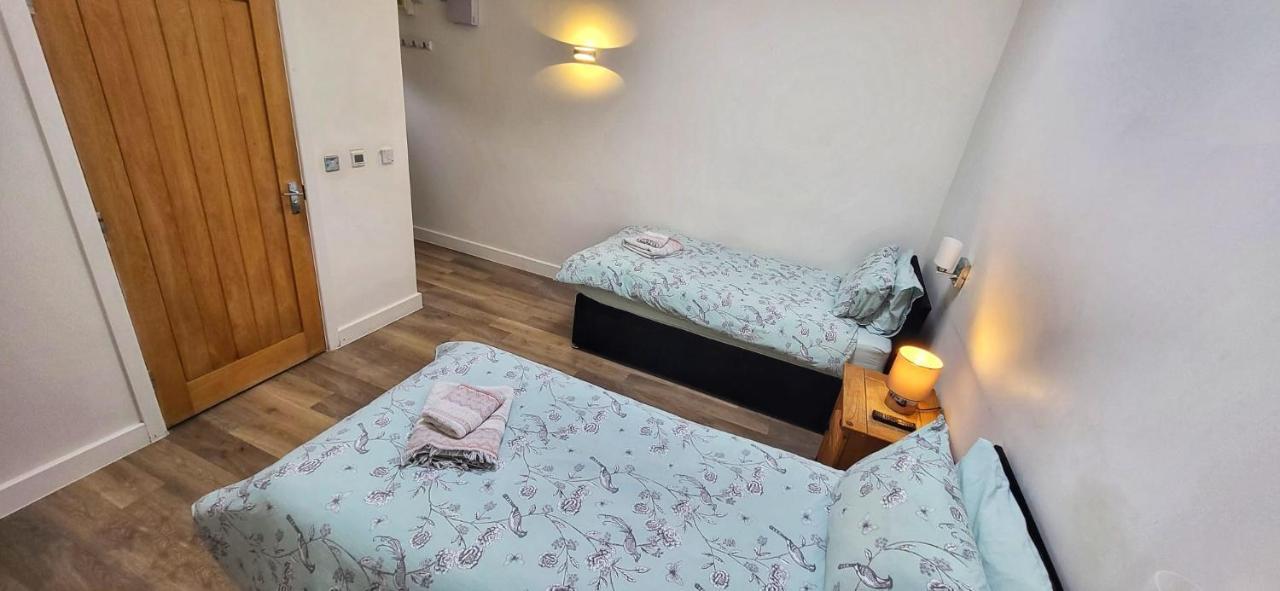 كامبرلي Deepcut Lodge Bed & Breakfast Self Service المظهر الخارجي الصورة