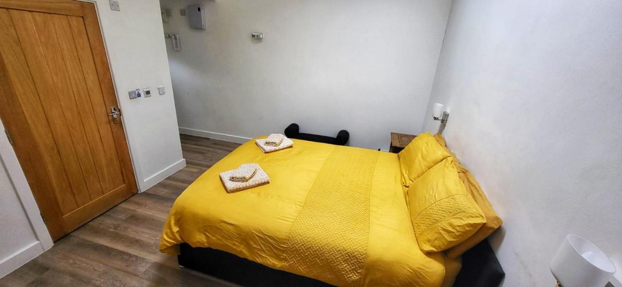 كامبرلي Deepcut Lodge Bed & Breakfast Self Service المظهر الخارجي الصورة
