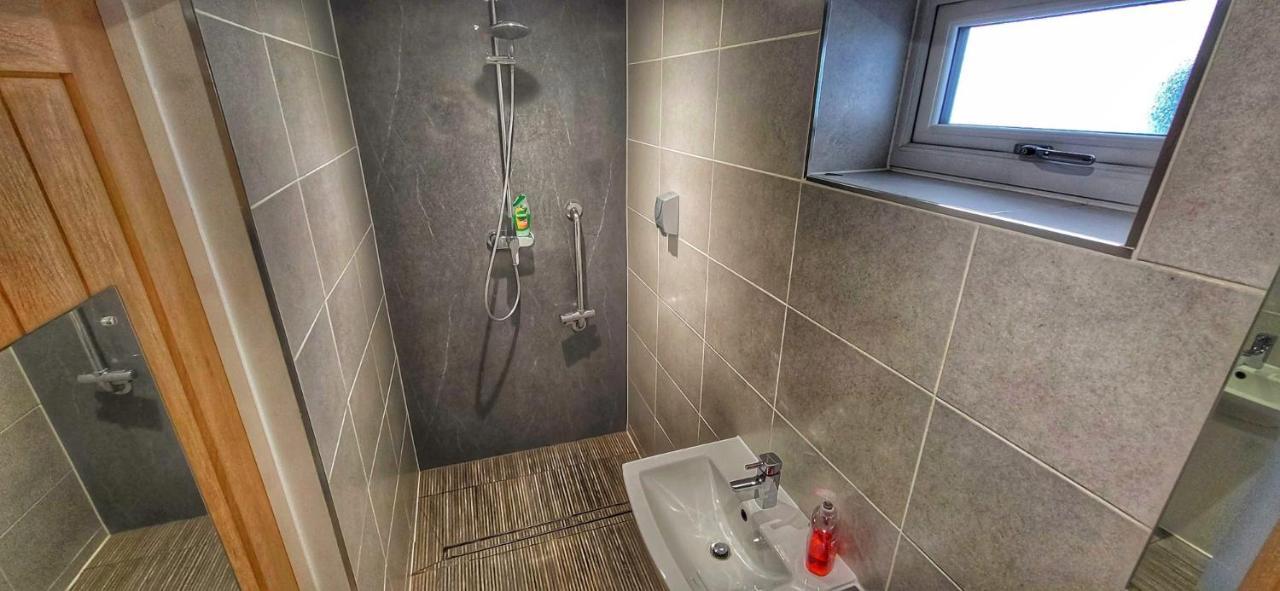 كامبرلي Deepcut Lodge Bed & Breakfast Self Service المظهر الخارجي الصورة