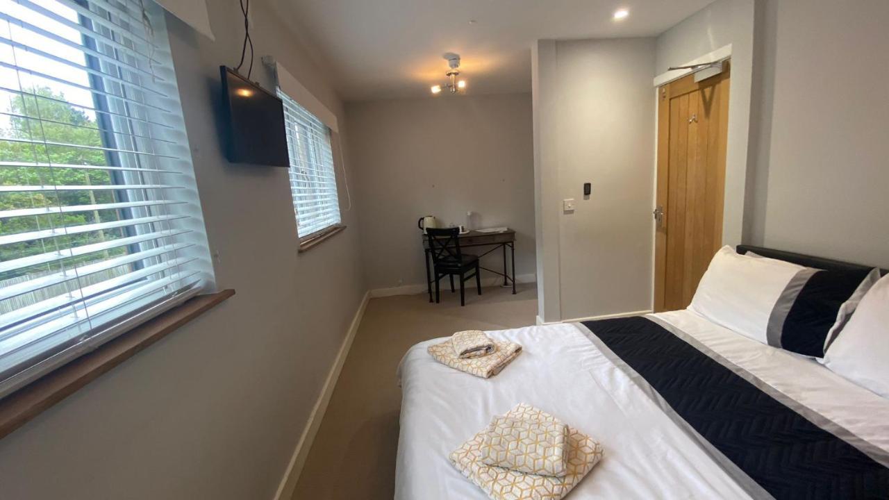 كامبرلي Deepcut Lodge Bed & Breakfast Self Service المظهر الخارجي الصورة
